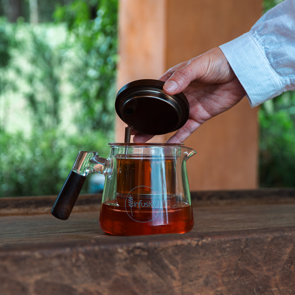 Chaleira de vidro com infusor automático