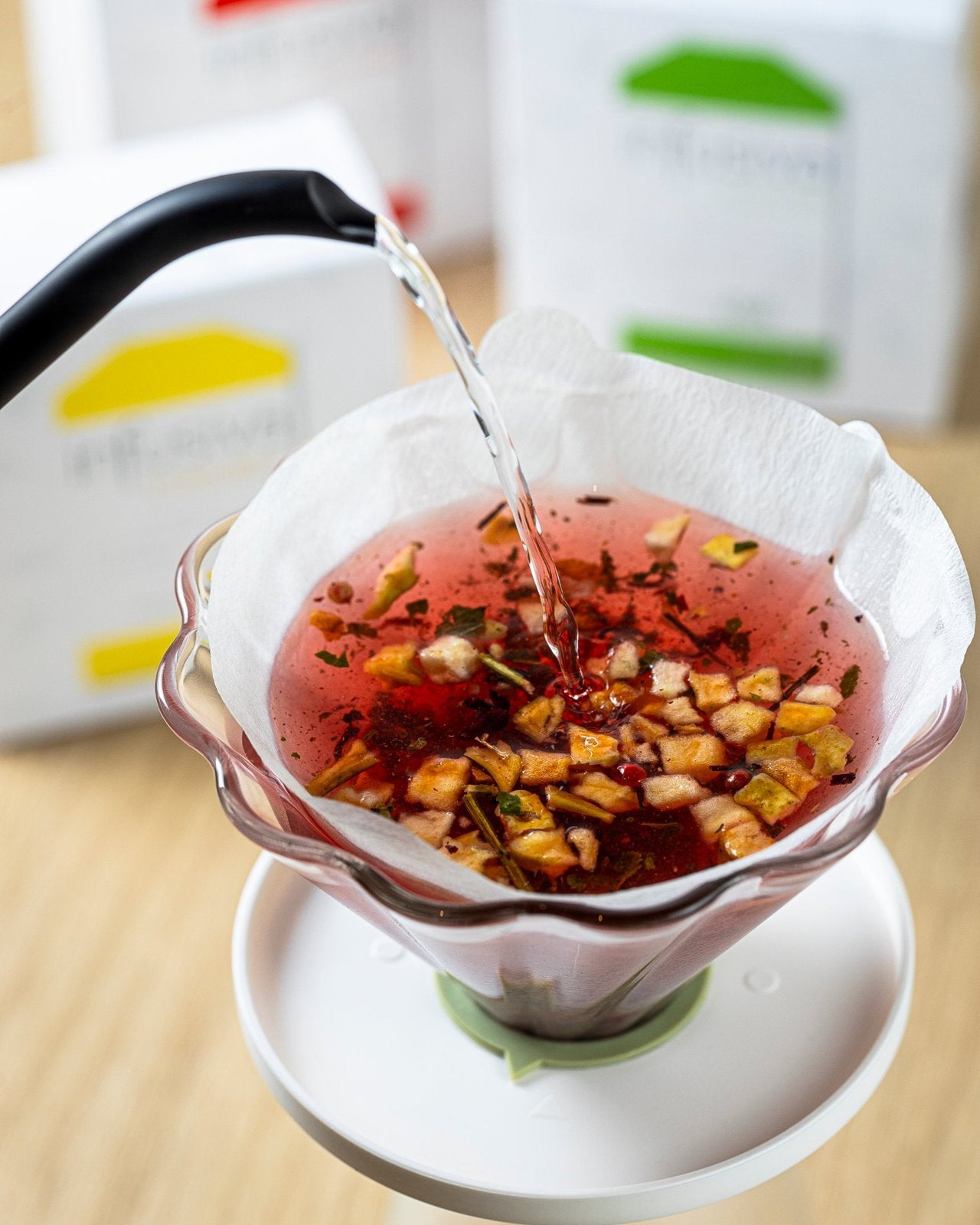 Água sendo despejada sobre blend com pedaços de frutas