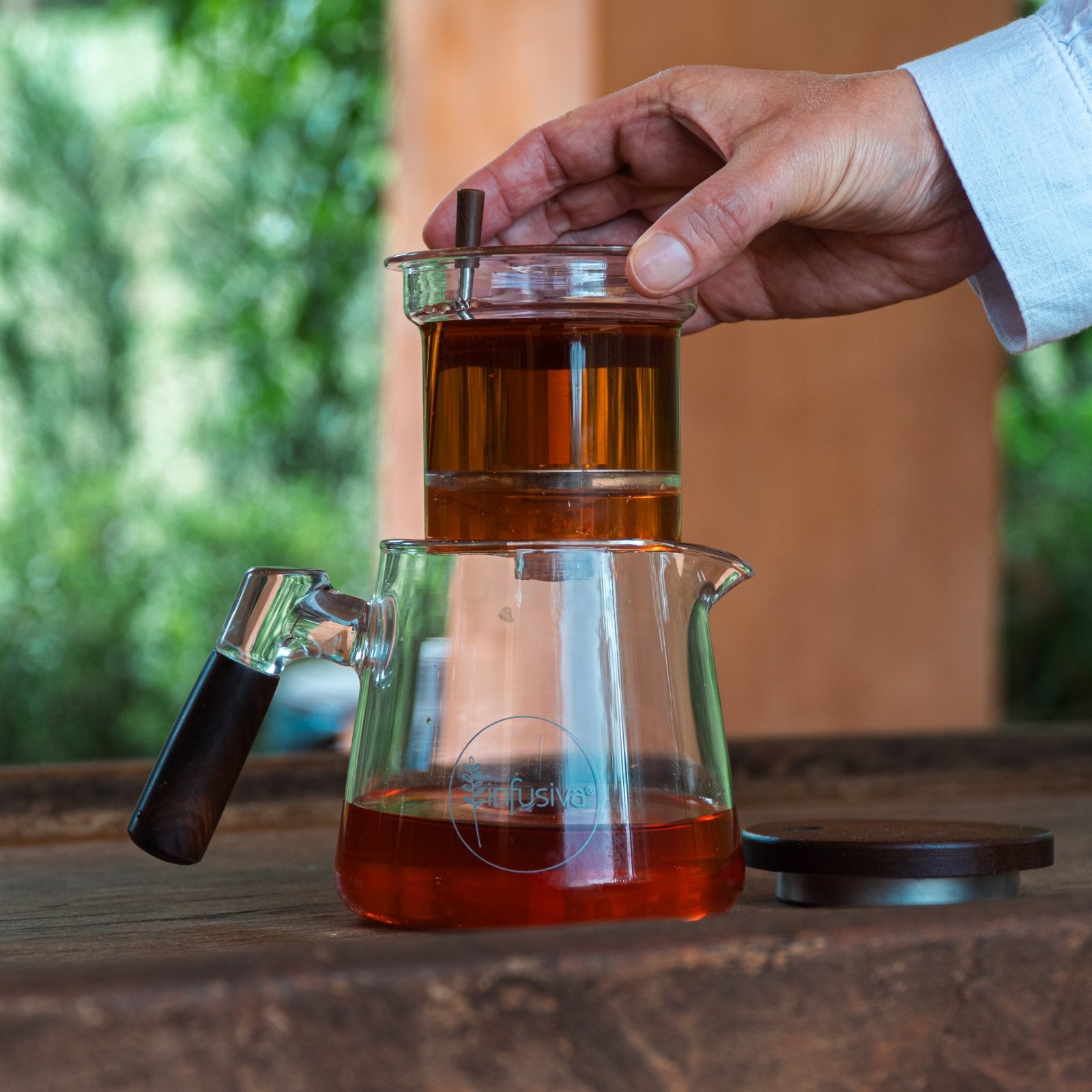 Chaleira de vidro com infusor e alça de madeira
